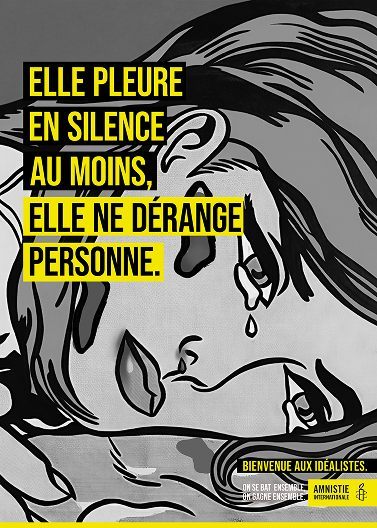 Affiche Amnesty International en style pop art, avec le message : elle pleure en silence, au moins elle ne dérange personne